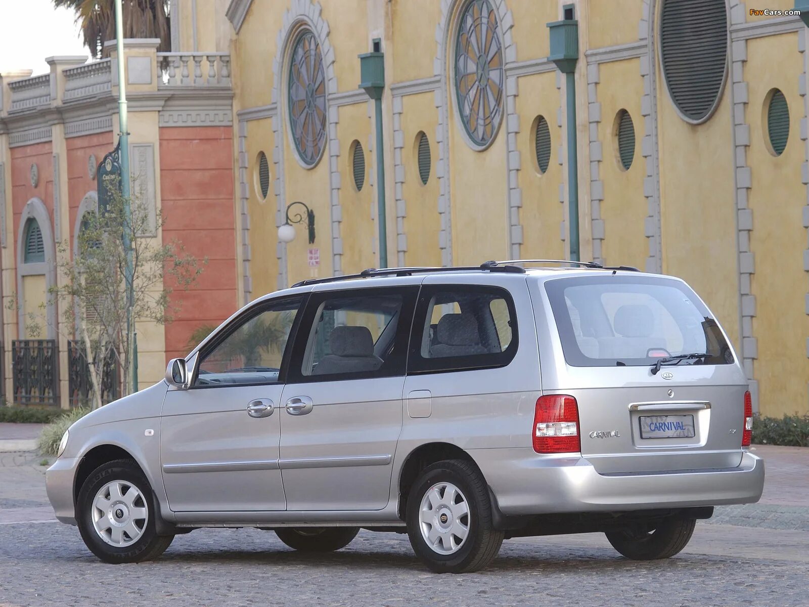 Карнивал машина фото Kia Carnival ZA-spec 2002–04 wallpapers (1600x1200)