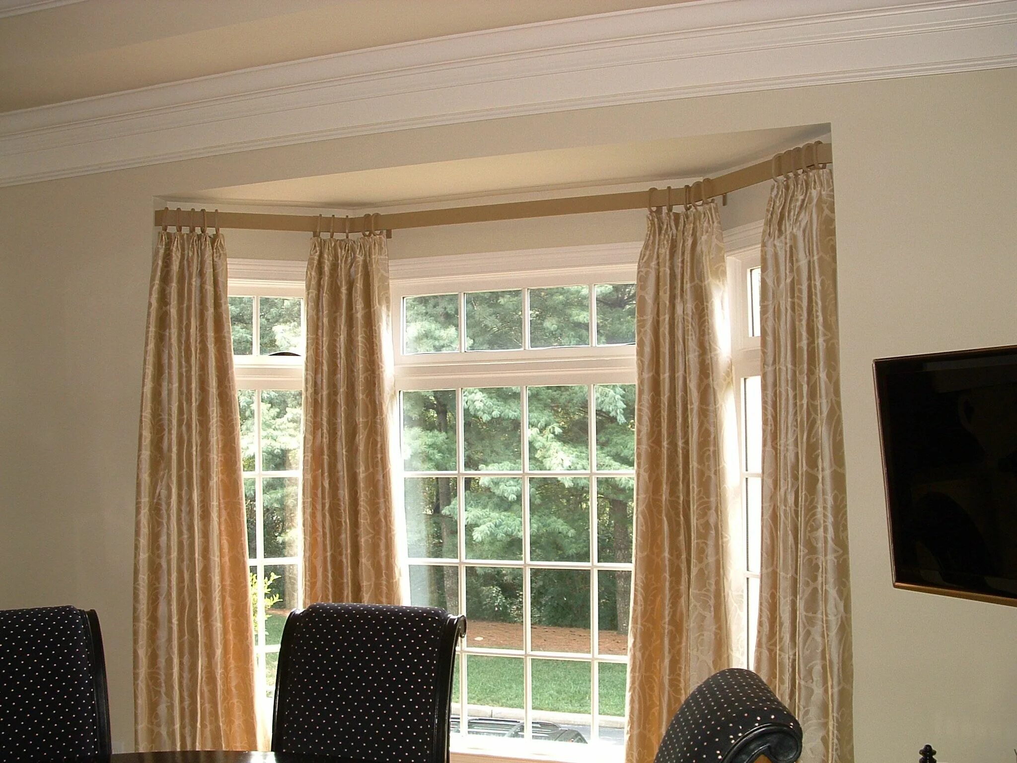 Карниз над окном фото Curtain Rods In Bay Windows Bay Window Curtain Rod Ceiling Bay window curtains, 