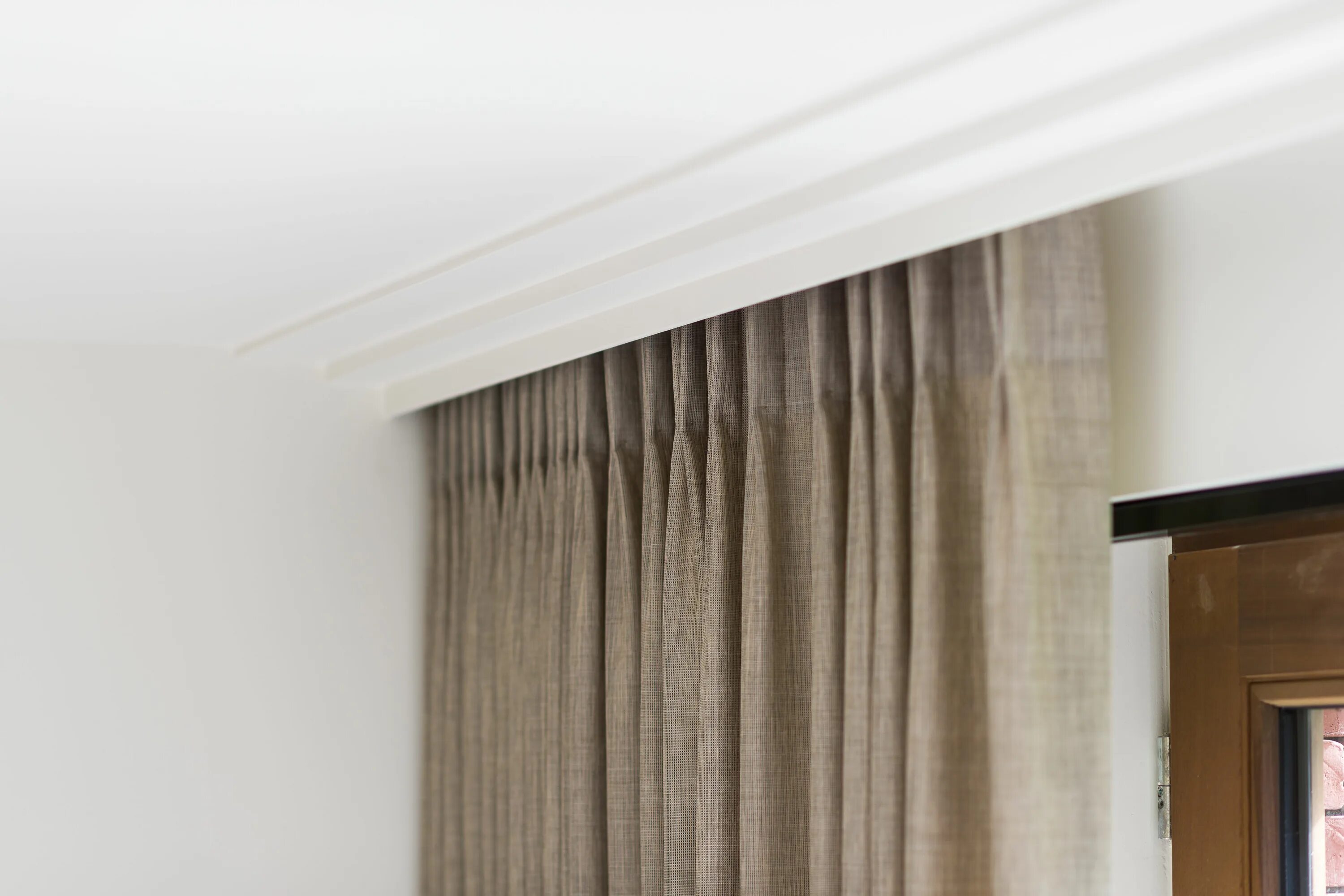 Карниз потолочный фото в интерьере Cornisas para cortinas Decoración de unas, Decoracion de interiores, Cortinas