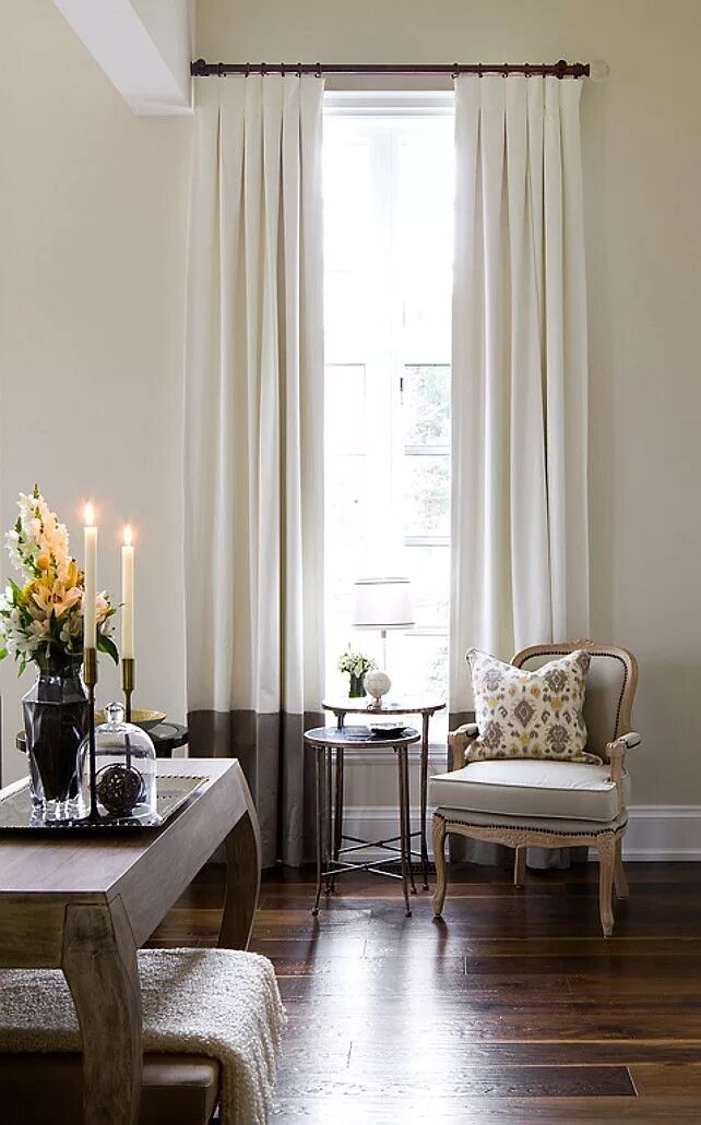 Карниз в интерьере фото гостиной Benjamin Moore Paint Colors. Benjamin Moore "Ballet White" OC9 #BenjaminMoore #B