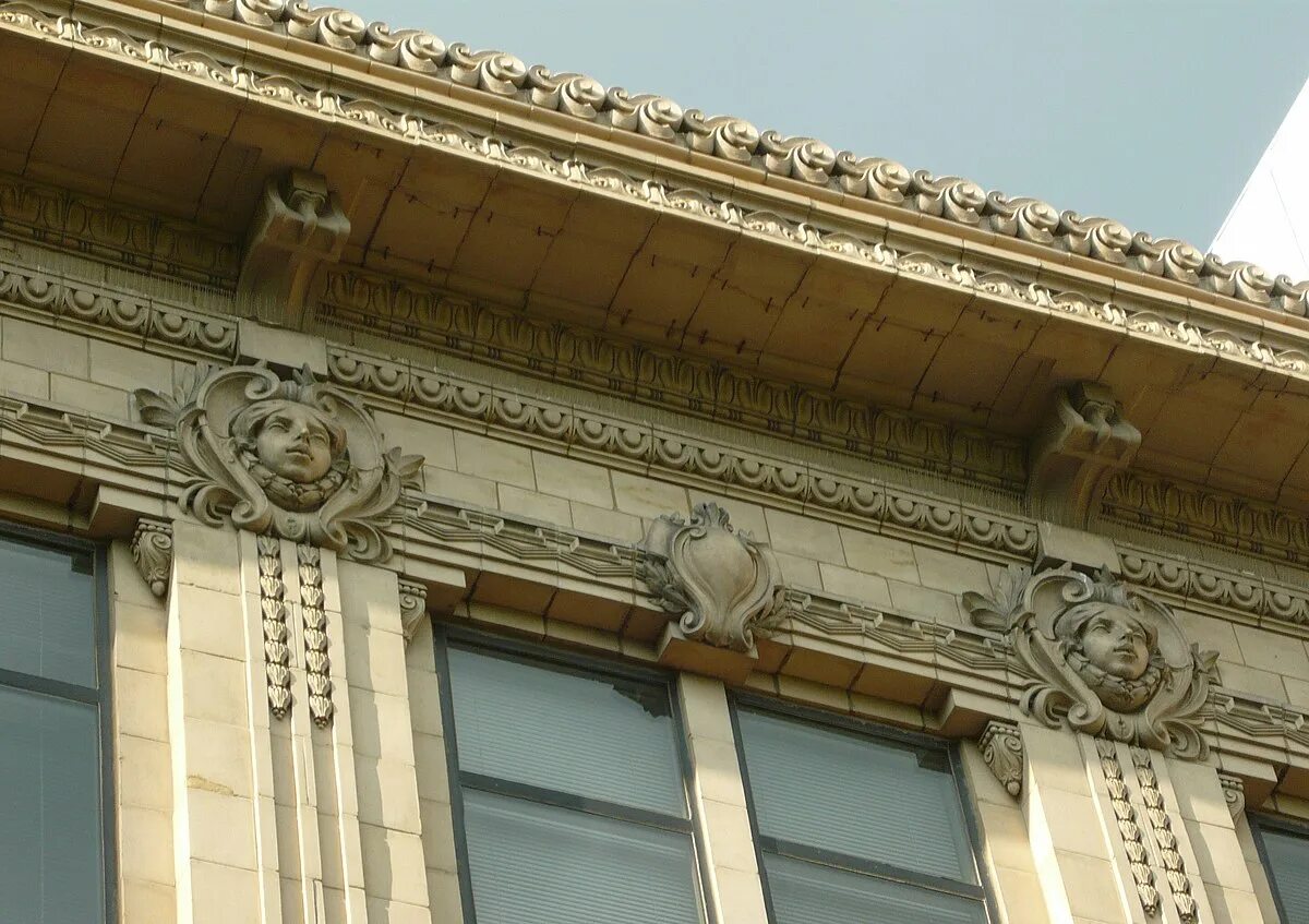 Карниз здания фото File:Odd Fellows Temple Saskatoon 2010 Cornice Detail.jpg - Wikipedia
