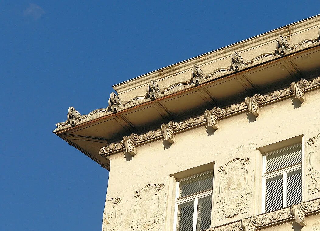 Карниз здания фото Datei:Steggasse Tenement House (Cornice detail).jpg - Wikipedia