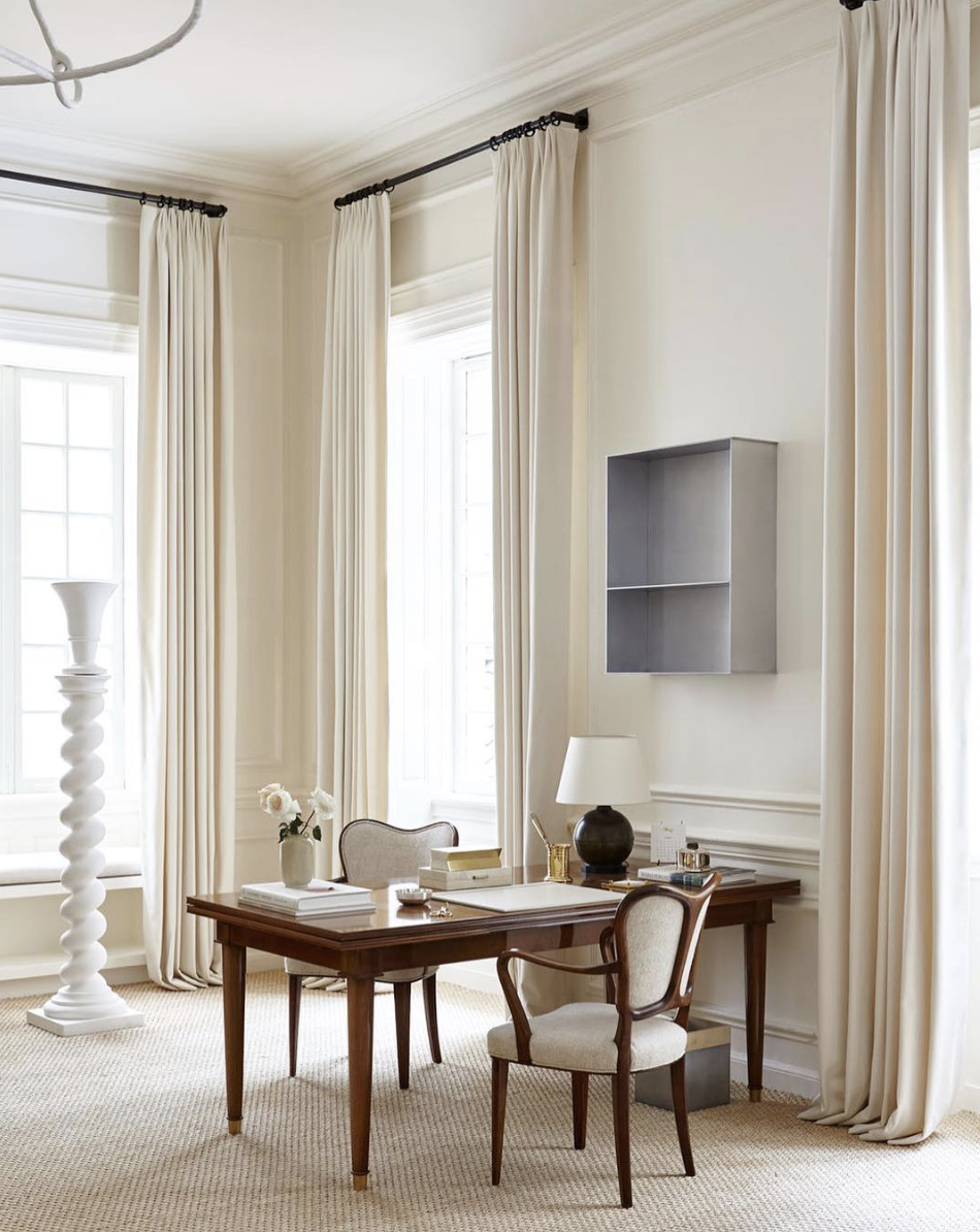 Карнизы для штор 2024 в интерьере From the Instagram page of @AlyssaKapitoInteriors // Beautiful curtains // #whit