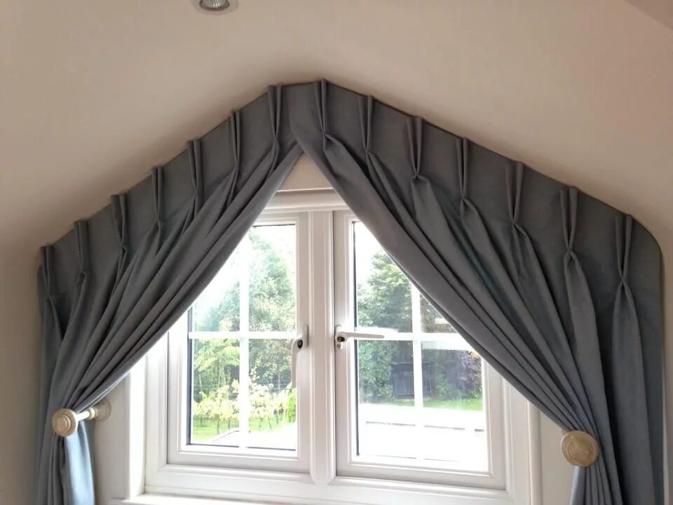 Карнизы на скошенные окна фото Beautifully shaped curtains by Changing Views Redbourn. Дом сары ричардсон, Диза