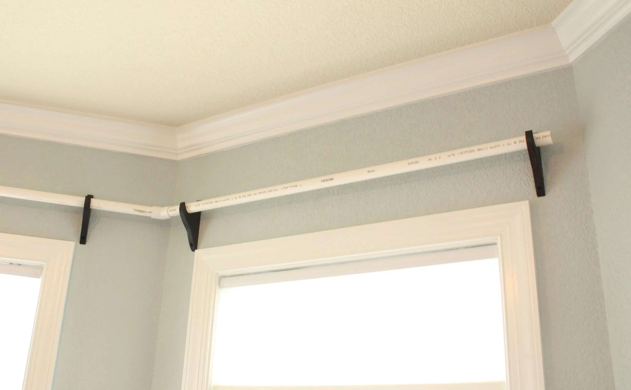 Карнизы своими руками фото 1" PVC piping for curtain rods- use decorative wood blocks. Spray paint cans, Ch