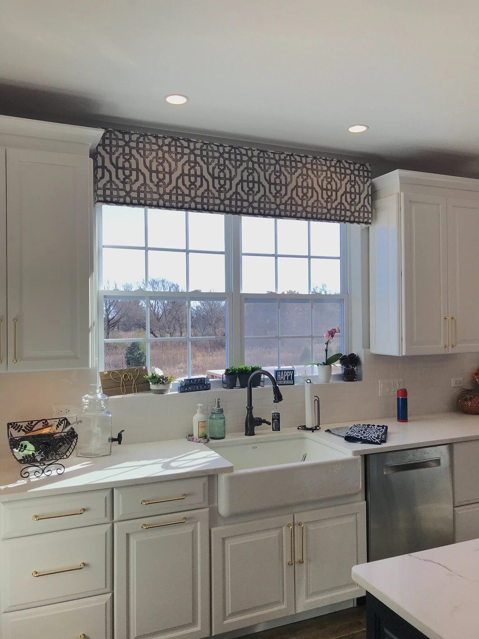 Карнизы в интерьере кухни Portfolio Window Designs by Diane LLC in Long Grove, IL Kitchen cornice, Window 