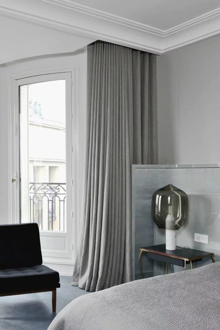 Карнизы в интерьере спальни фото Tristan Auer - september edit Floor to ceiling curtains, Luxurious bedrooms, Cei