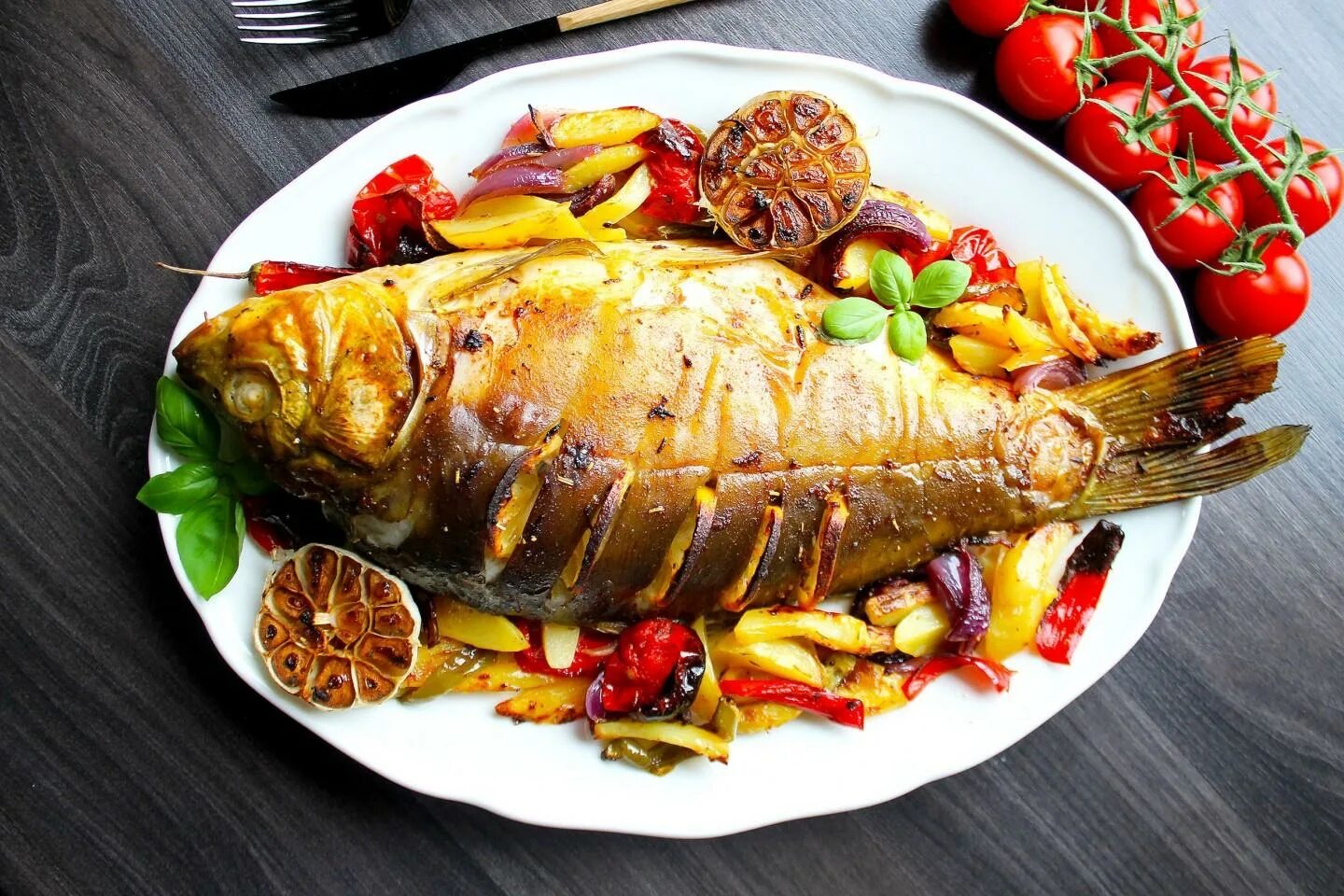 Карп в духовке с овощами фото Карп запеченный в духовке с овощами рецепт с фото пошагово - 1000.menu
