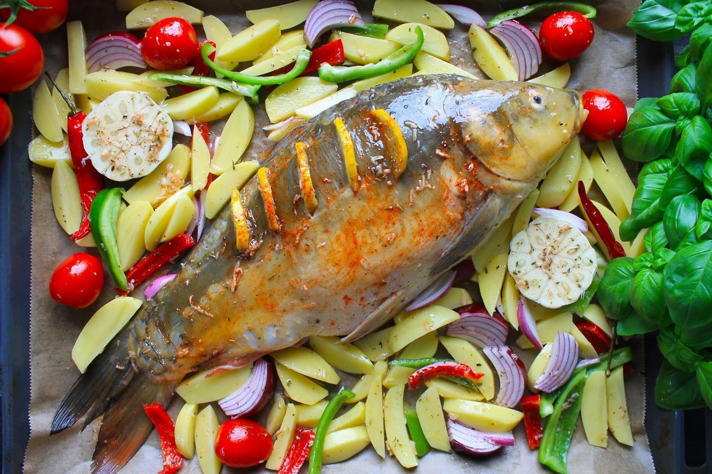 Карп запеченный с овощами фото Карп запеченный в духовке с овощами рецепт с фото пошагово - 1000.menu