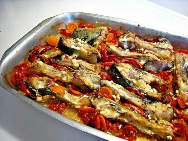 Карп запеченный с овощами фото Карп запечённый с овощами под сметаной Мужской кулинарный сайт - лучшие рецепты 