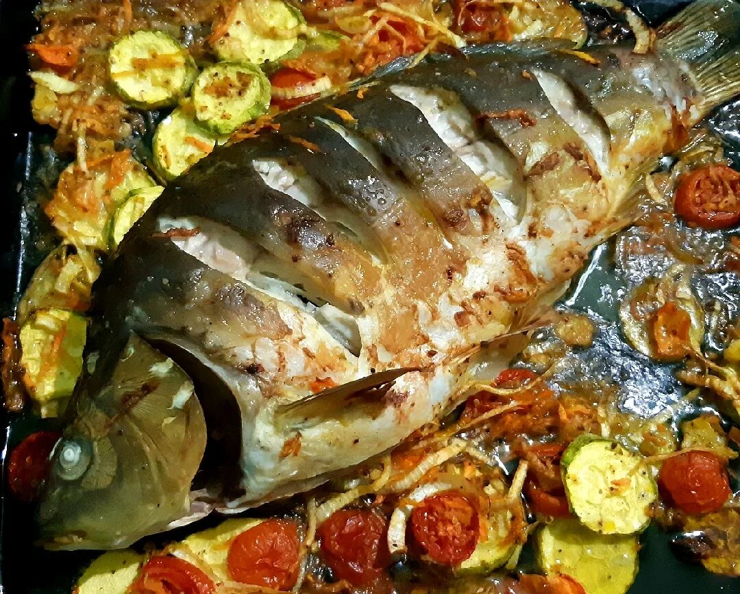 Карп запеченный с овощами фото Карп фаршированный овощами в духовке оригинально