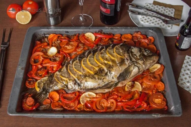 Карп запеченный в духовке фото Карп запеченный с овощами Delidishes