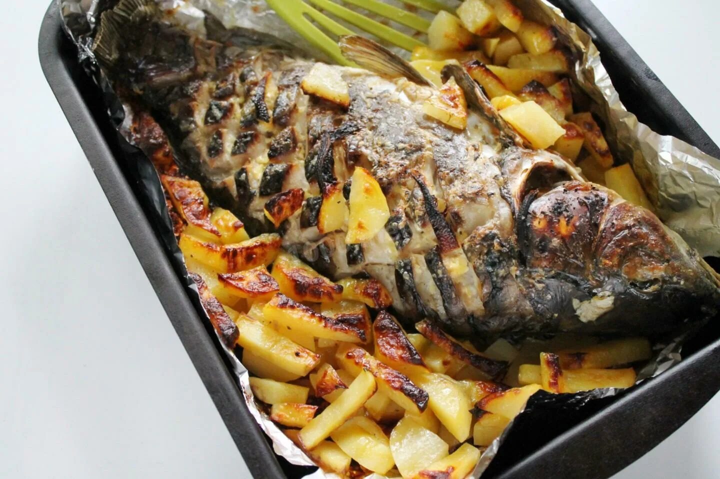 Карп запеченный в духовке фото Карп с картошкой и лимоном в духовке рецепт с фото пошагово - 1000.menu