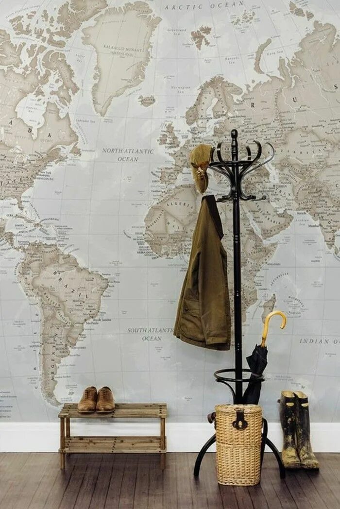 Карта мира в прихожей в интерьере Entree carte du monde vintage vestiaires entree paire de bottes Weltkarte wand, 