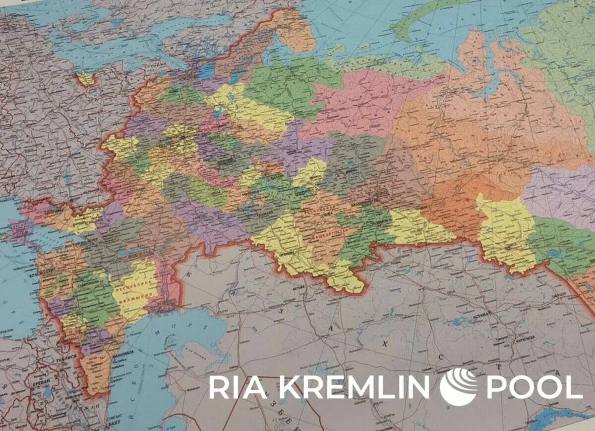 Карта россии фото в хорошем В Москве начали печатать новые карты России @ru.sputnik.kz Sputnik Казахстан Дзе