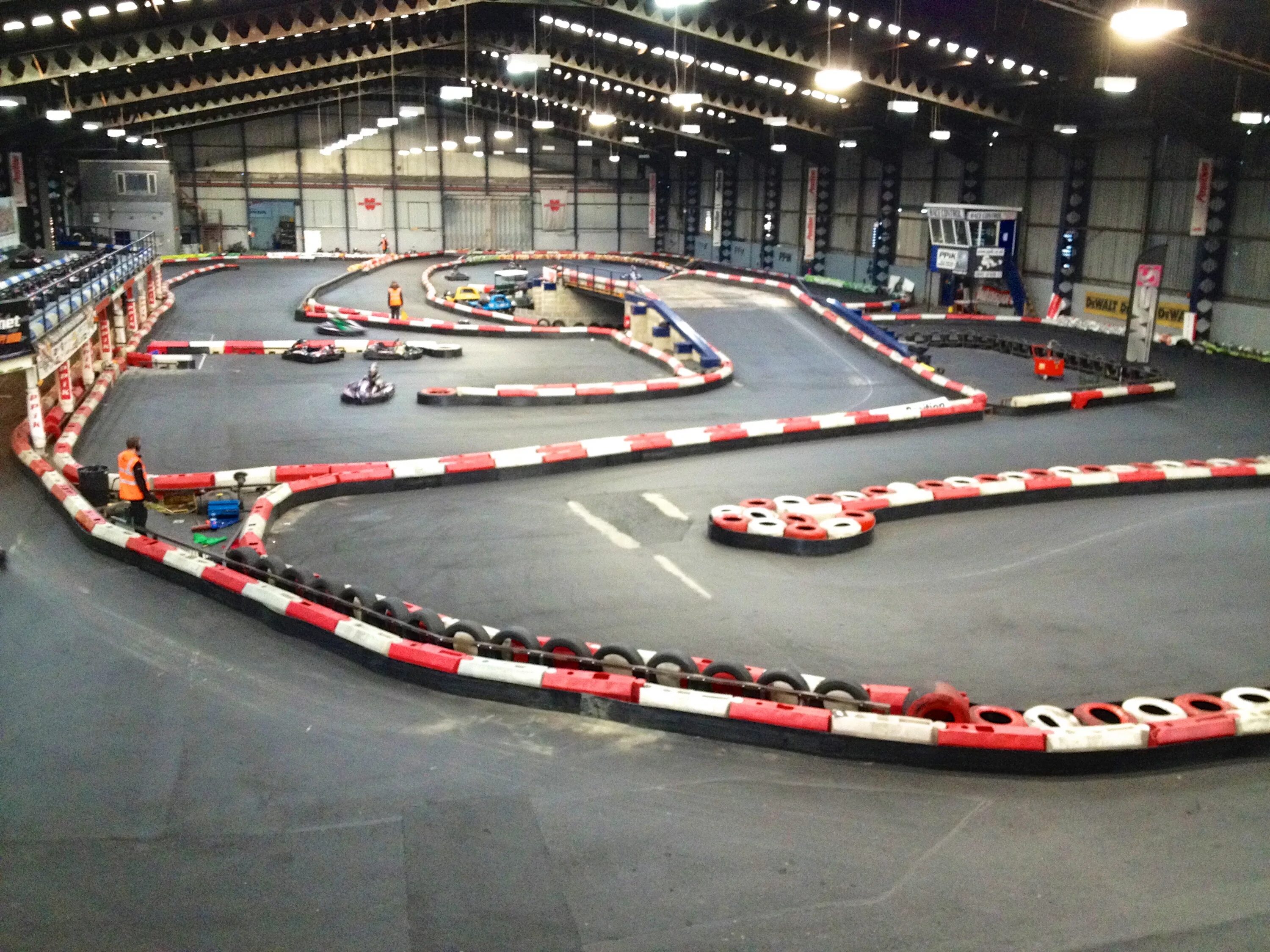 Картинг первомайская ул 30г фото File:Pole Position Indoor Karting, Leeds.jpg - Wikimedia Commons