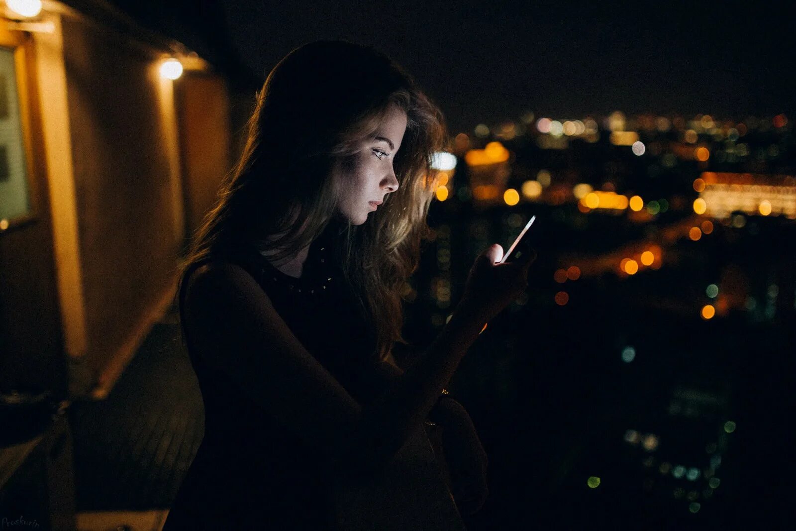 Картинка девушка фото ночь Wallpaper : face, women, model, depth of field, night, long hair, wavy hair, mus