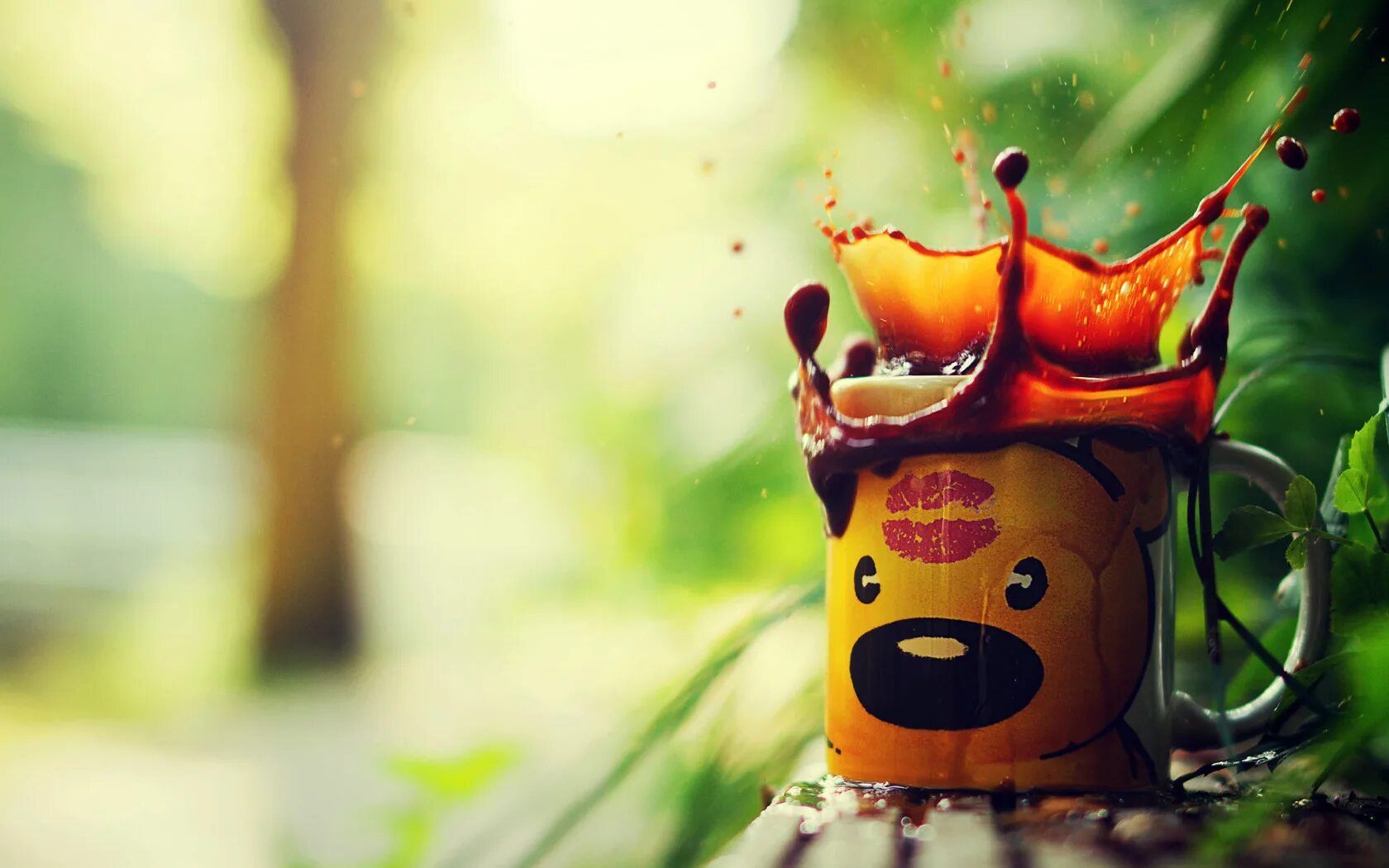 Картинка на экран позитивная Download wallpaper greens, squirt, background, figure, coffee, blur, bear, mug, 