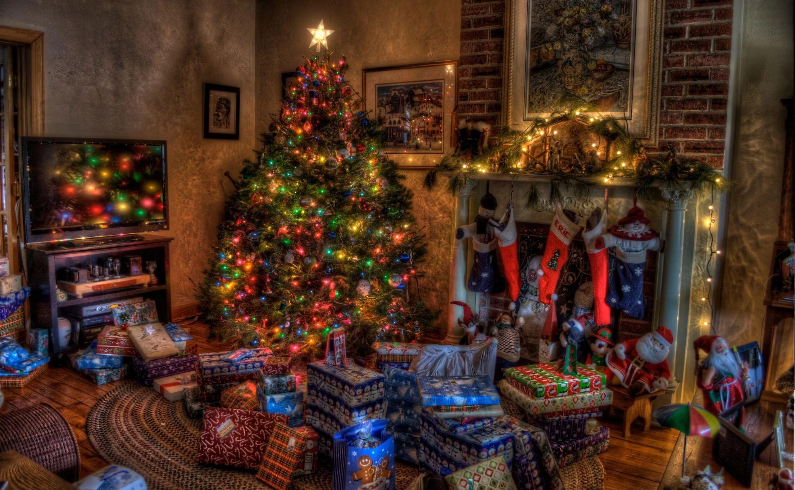 Картинка новый год оригинальная Download wallpaper 2560x1580 tree, christmas, presents, fireplace, holiday, toys