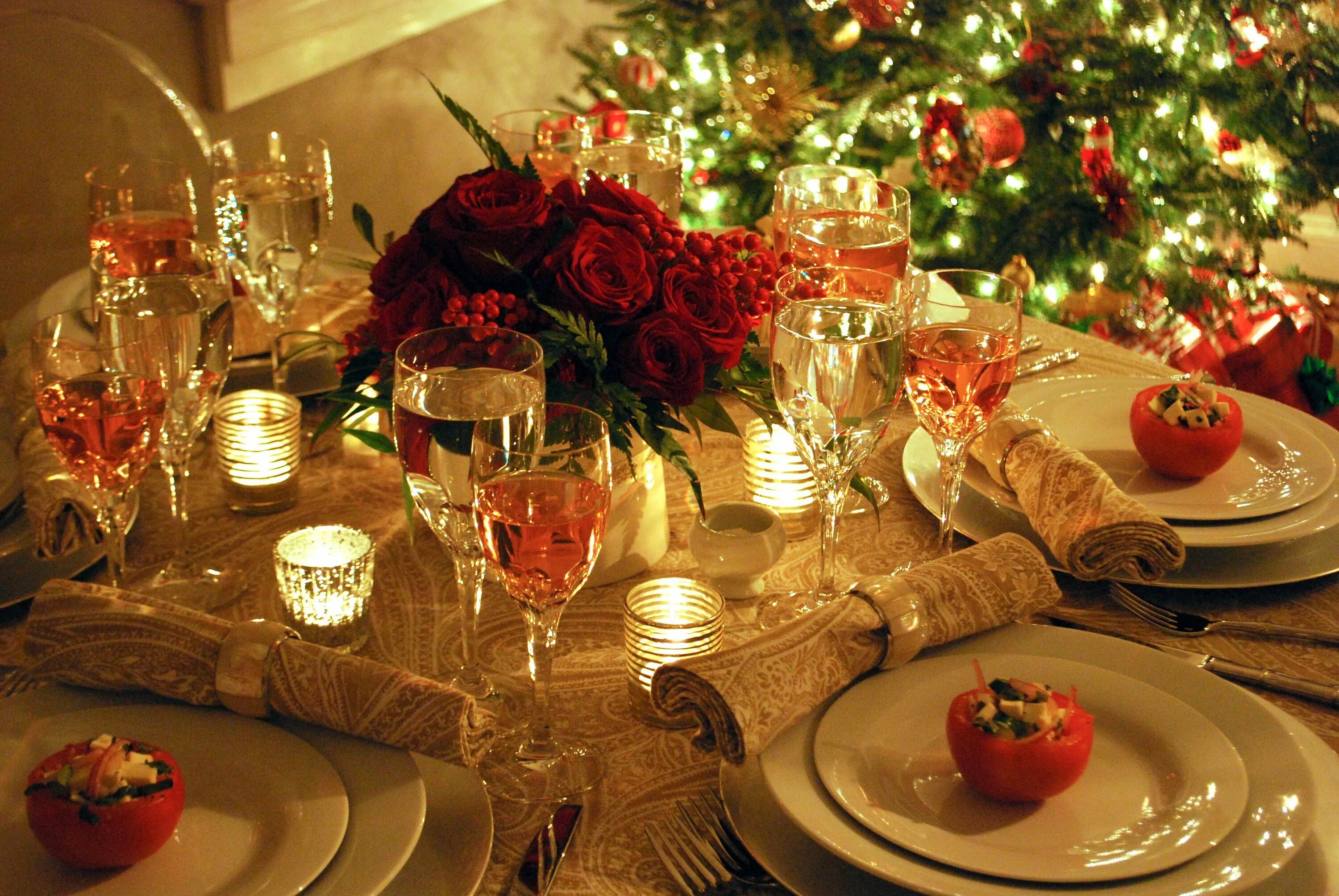 Картинка новый год стол red large votive goblet with ribbed stem - Google Search Christmas table decorat