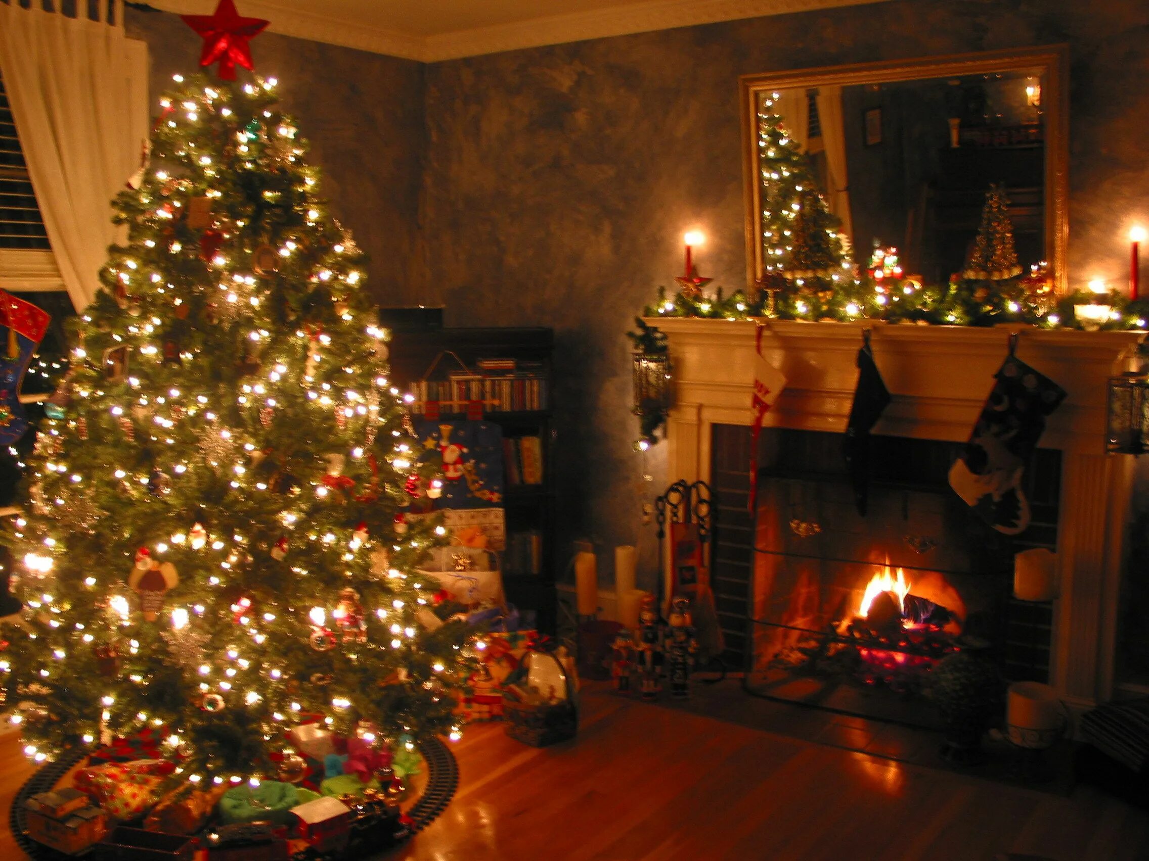Картинка новый год вечер The Unquestionable Benefits Of A Real Christmas Tree Beautiful christmas trees, 
