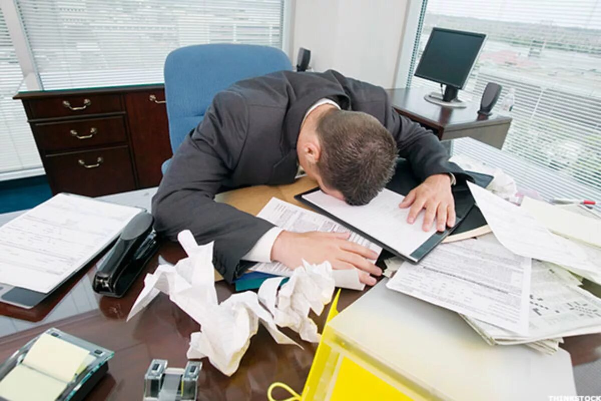 Картинка работник устал Despite Being Burnt Out, U.S. Employees Are Still Happy with Hours - TheStreet