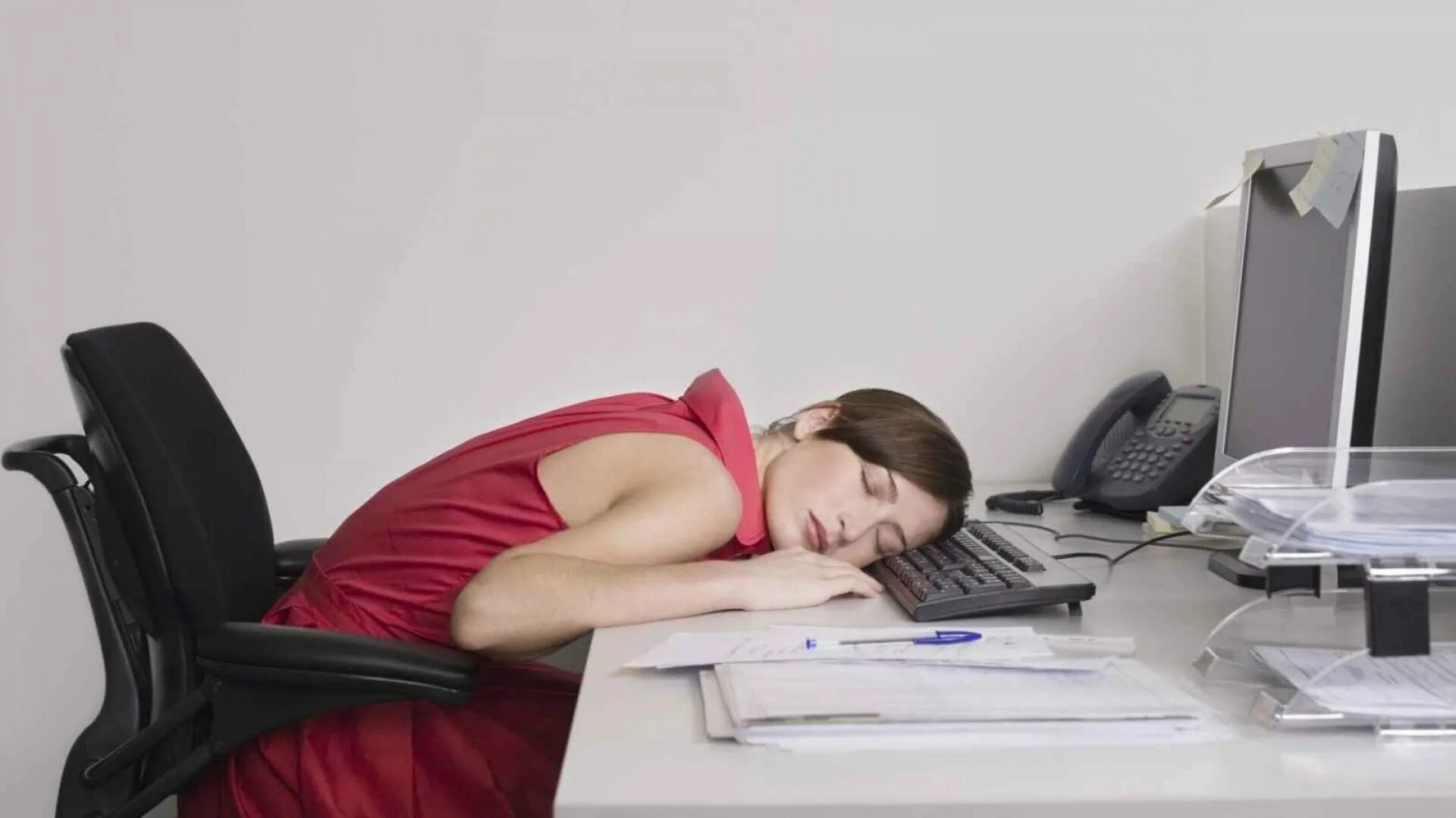Картинка работник устал Why Sleeping on the Job Is a Good Idea Inc.com