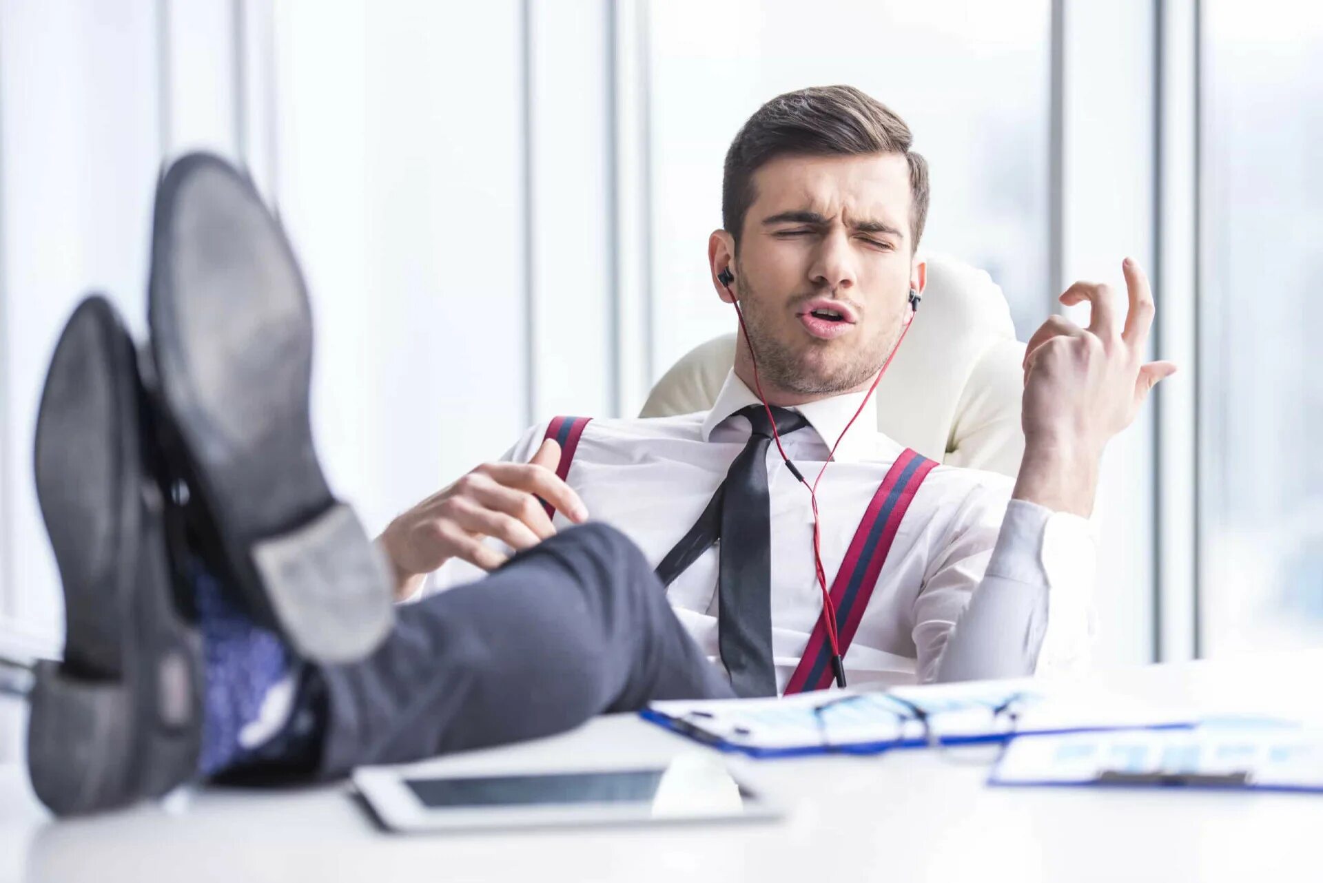 Картинка работника Are you guilty of these annoying office habits?