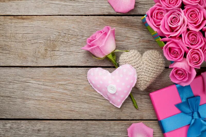 Картинка с днем рождения женщине сердце Valentines day background with gift box full of pink roses and h. Andmaded toy h