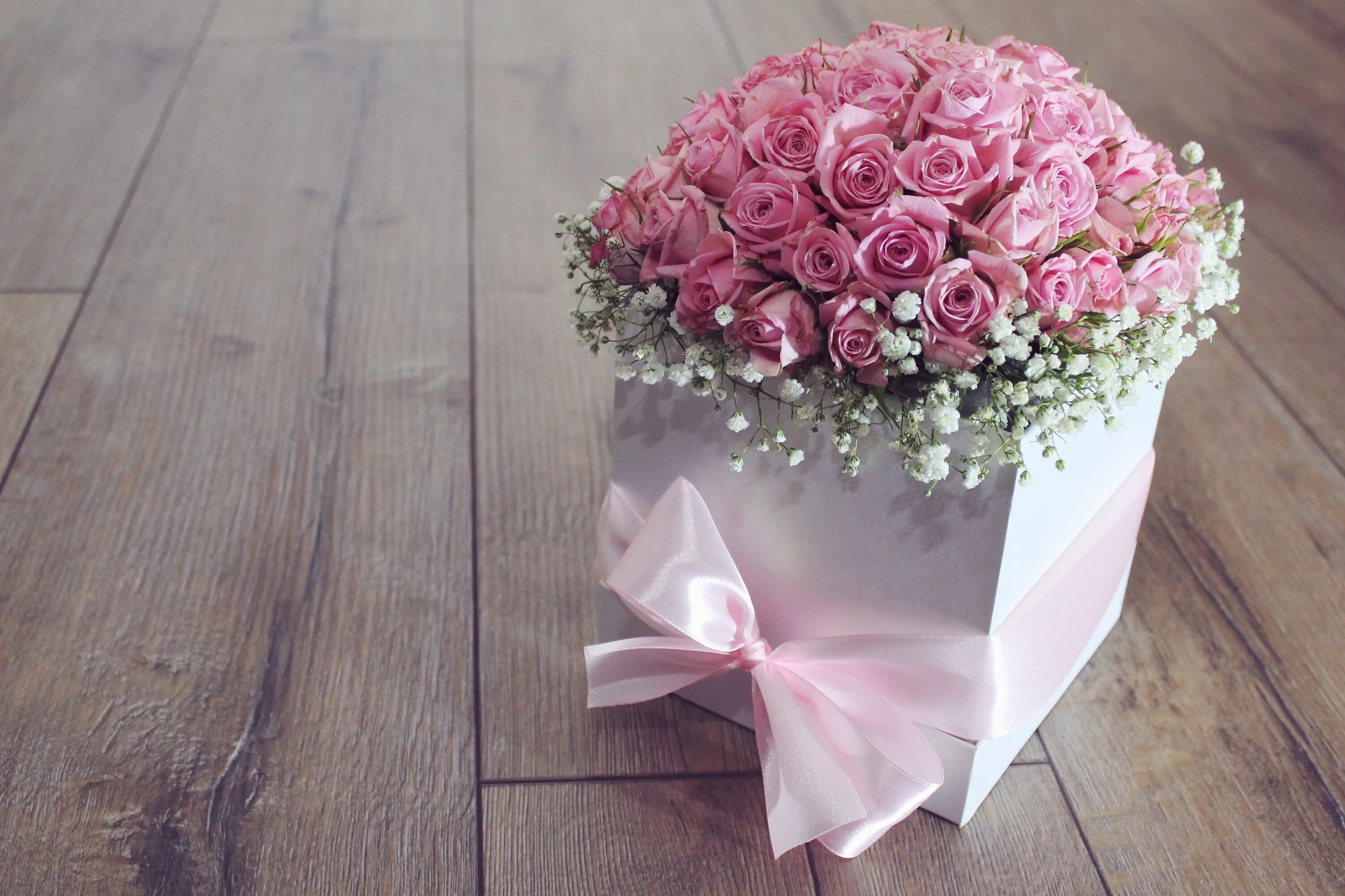 Картинка с днем рождения женщине со словами Gift box with a bouquet of pink roses and bow Desktop wallpapers 640x960