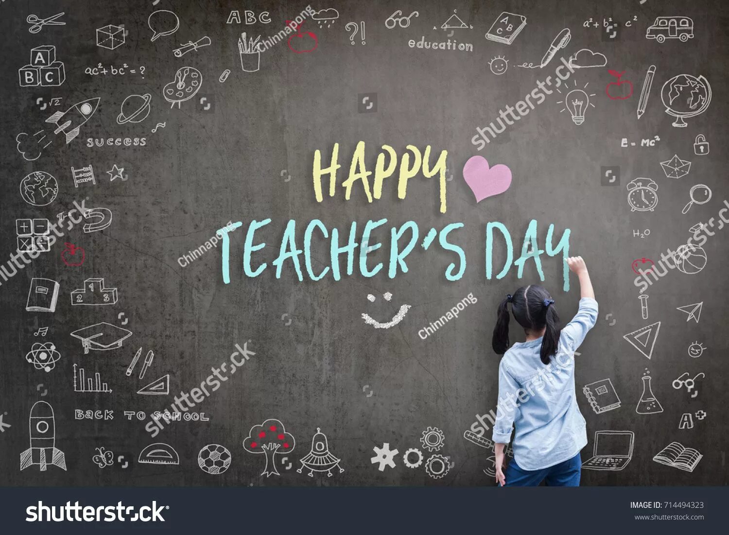 Картинка с днем учителя на доске Happy Teacher's Day greeting card for World teachers day concept with school stu