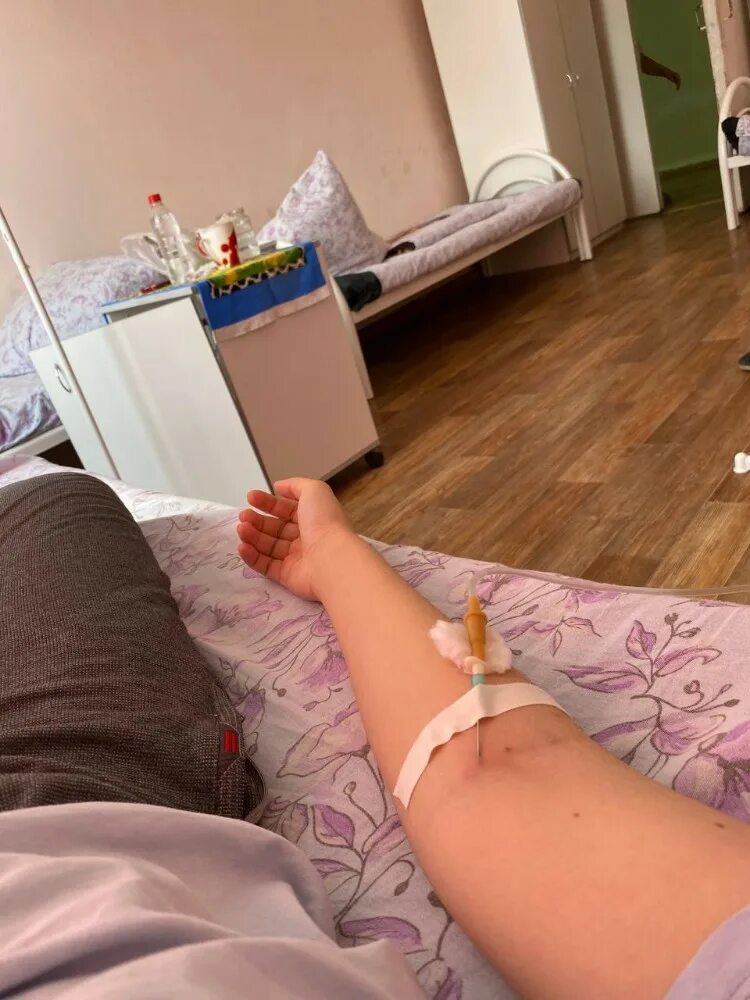 Картинка с капельницей в больнице фото Create meme "male hand with dropper, hand with dropper" - Pictures - Meme-arsena
