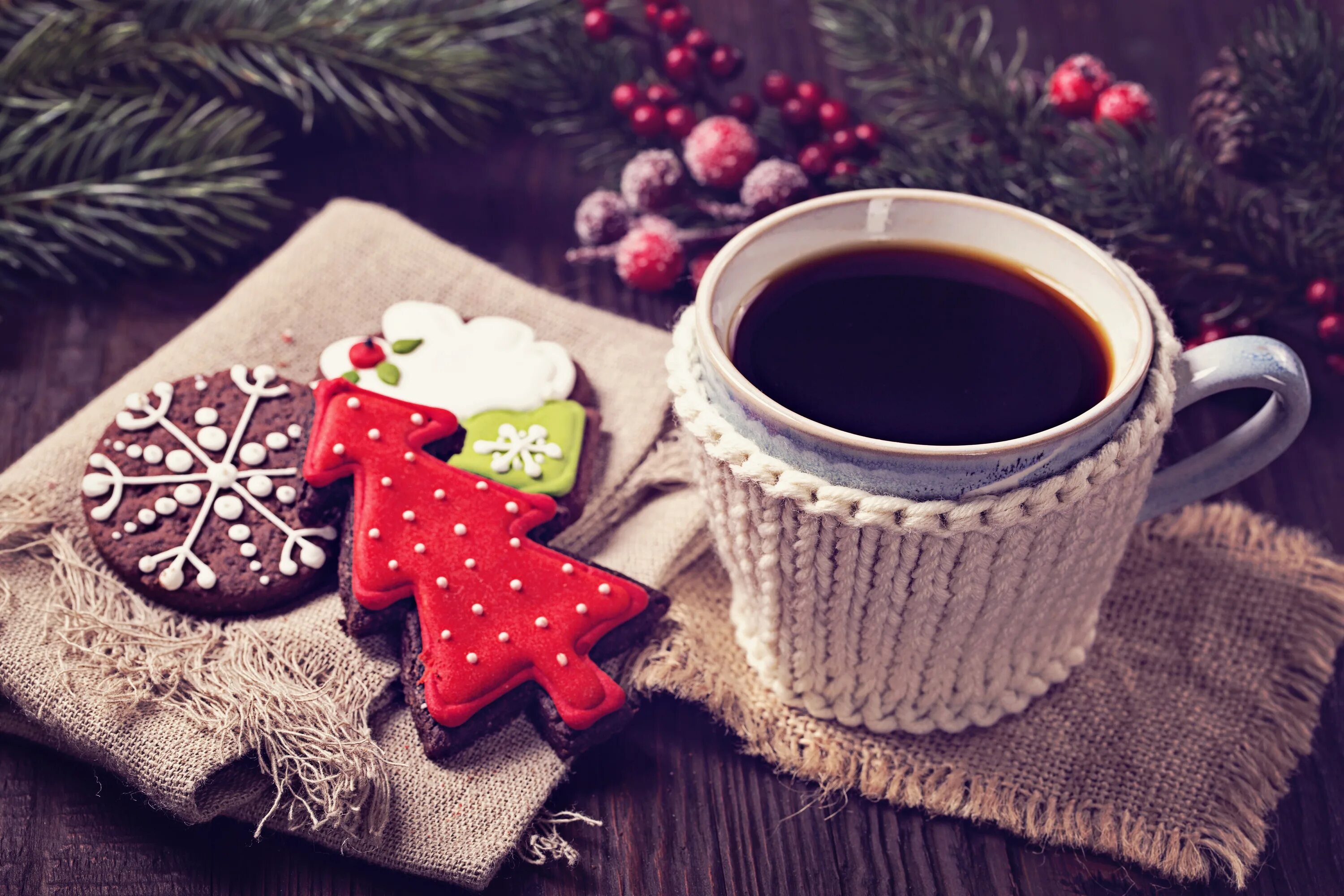 Картинка утро новый год Download wallpaper holiday, spruce, branch berries, cookies, coffee, treats, new