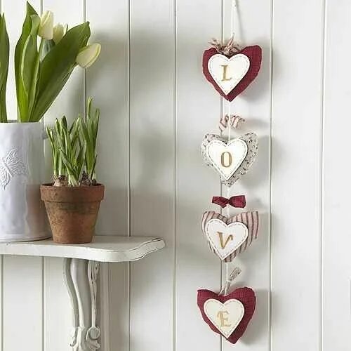Картинки декор своими руками Make accessory in form of heart, in color, to break monotony of the white wall H