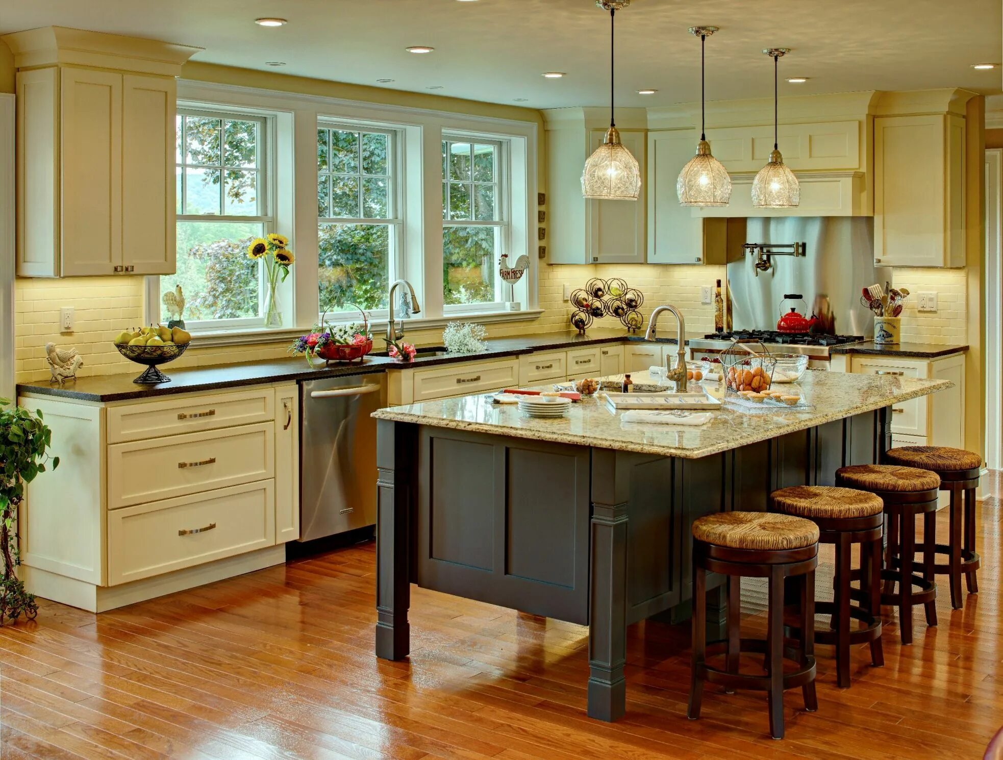 Картинки дизайн кухни в доме Captivating Farmhouse Kitchen Design Complete With White Wooden Stained Kitchen 