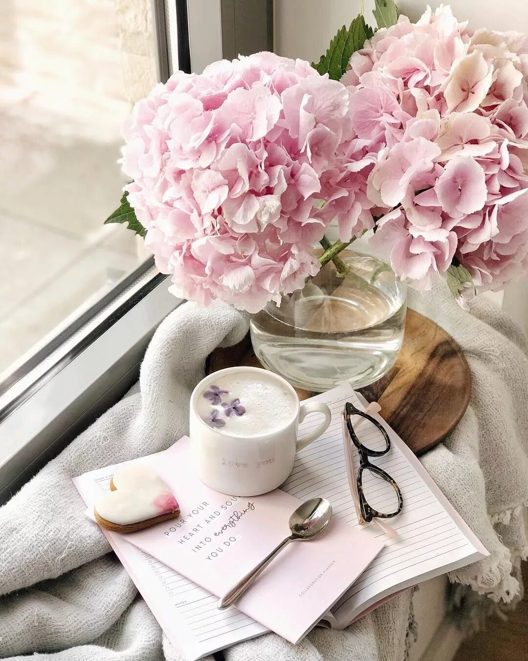 Картинки доброе утро нежные красивые стильные C O F F E E Morning lovely people! Happy wednesday! Am i the only crazy girl who