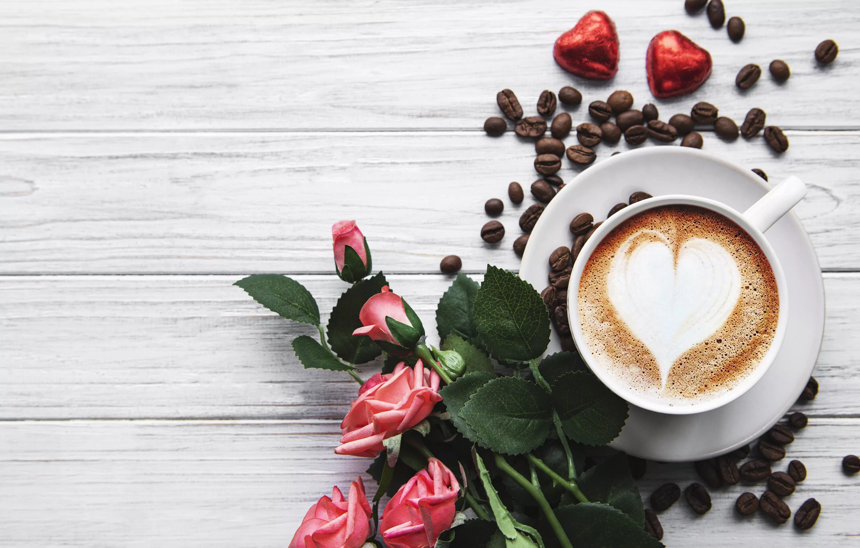 Картинки фон доброе утро Cup of coffee with a pattern on the foam on a table with a bouquet of roses, gra