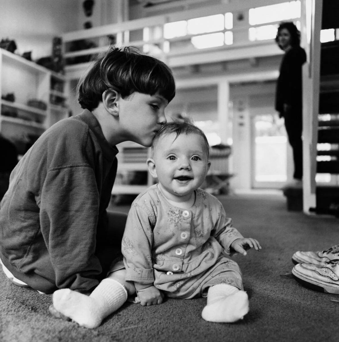 Картинки фото детей черно белые YourForum - Gallery - Viewing image - SS003702 Brother Kissing His Sibling