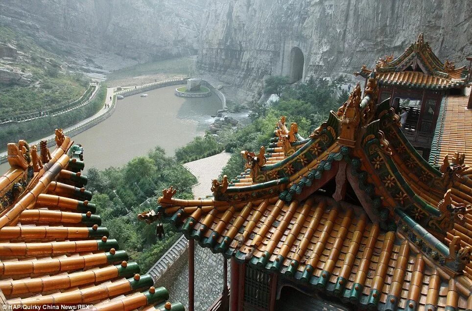Картинки фото китая Hanging Temple in China has been suspended above ground for 1,500 years Daily Ma