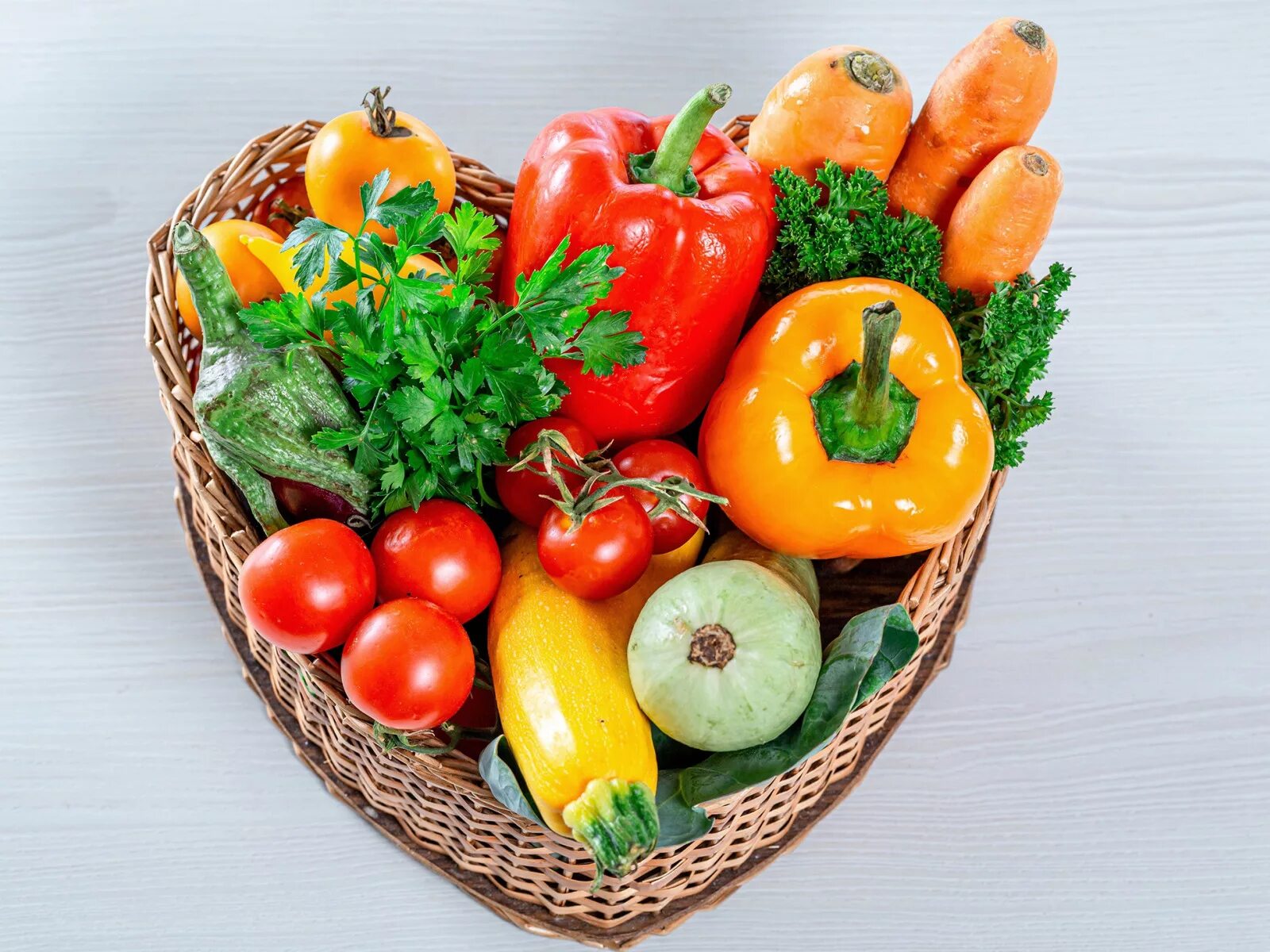 Картинки фото овощи Download wallpaper basket, pepper, vegetables, tomatoes, section food in resolut