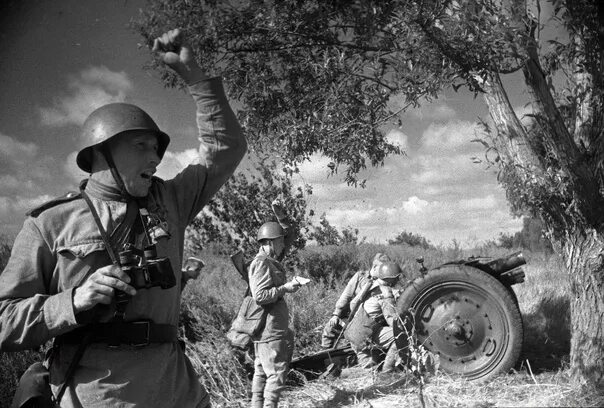 Картинки фото великая отечественная Огонь ведет советская #артиллерия. Центральный фронт. Командир огневого взвода 7