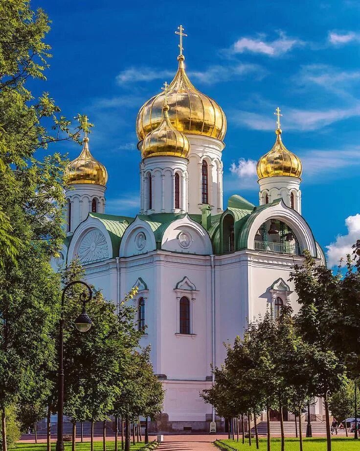 Картинки храм фото На данном изображении может находиться: 2 человека, небо, облако, дерево и на ул