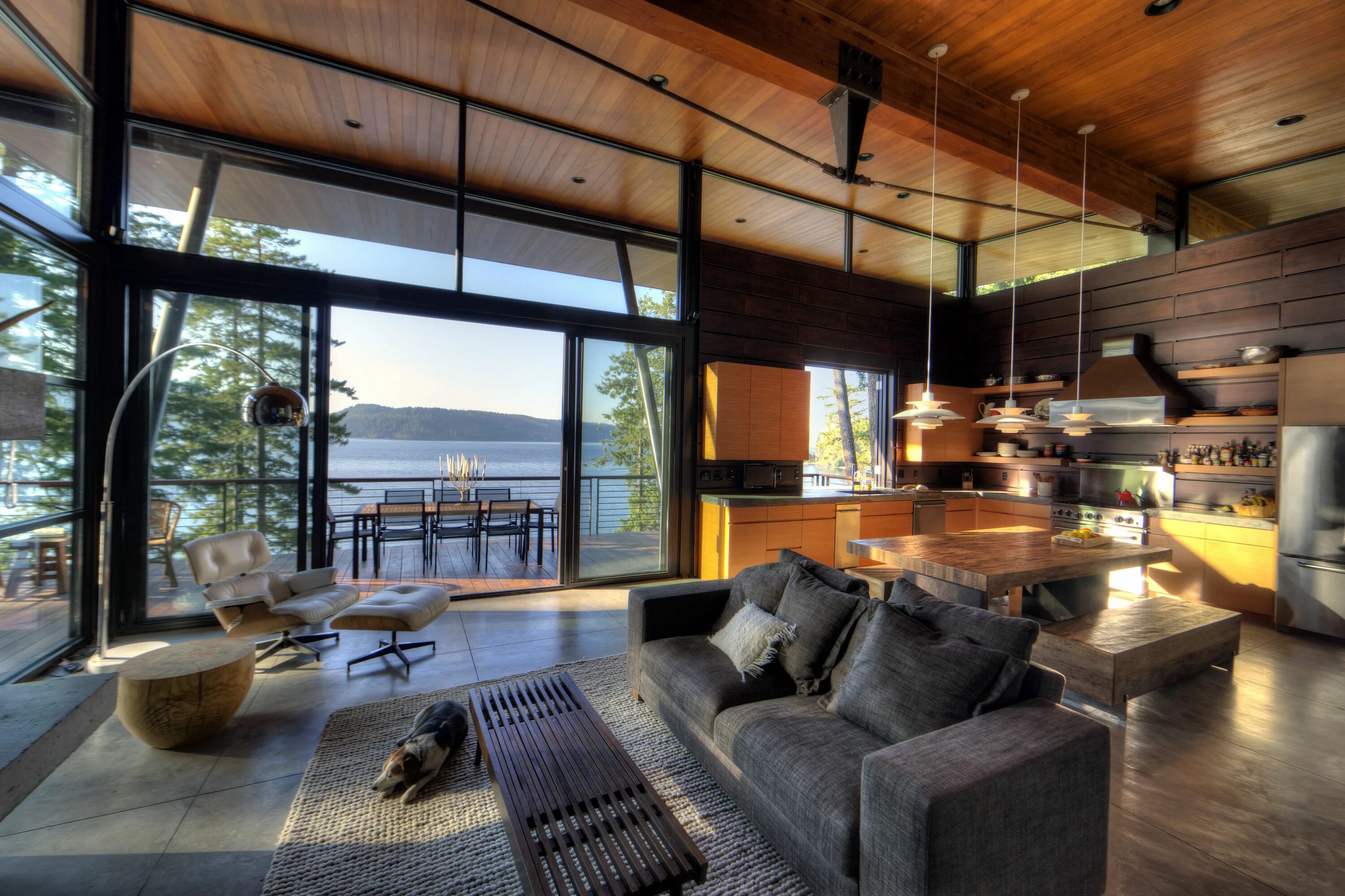 Картинки интерьера дома внутри Contemporary House w/ natural Wood, Stone & Glass perched above Coeur D’Alene La