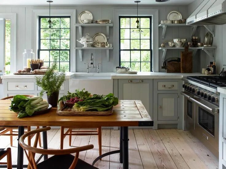 Картинки интерьера кухни Move over, islands, kitchen tables are making a comeback in 2024 Eat in kitchen 