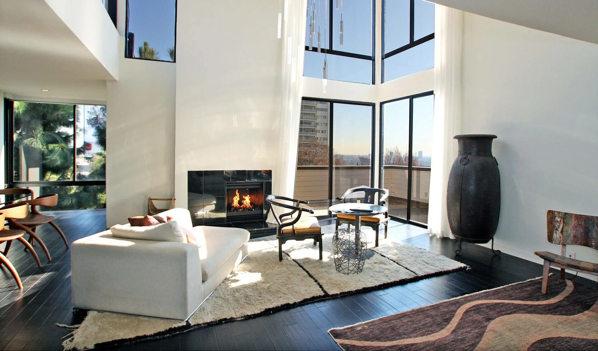 Картинки интерьера скачать бесплатно Download Cozy Apartment With Big Jar And Fireplace Wallpaper Wallpapers.com