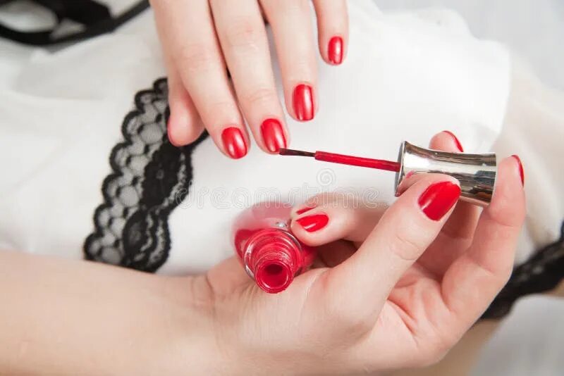 Картинки как накрасить ногти Woman Applying Red Nail Polish Stock Image - Image of glamour, fingernails: 1177