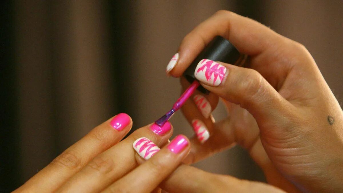 Картинки как накрасить ногти How to Avoid Bubbles in Your Nail Polish Finish HowStuffWorks