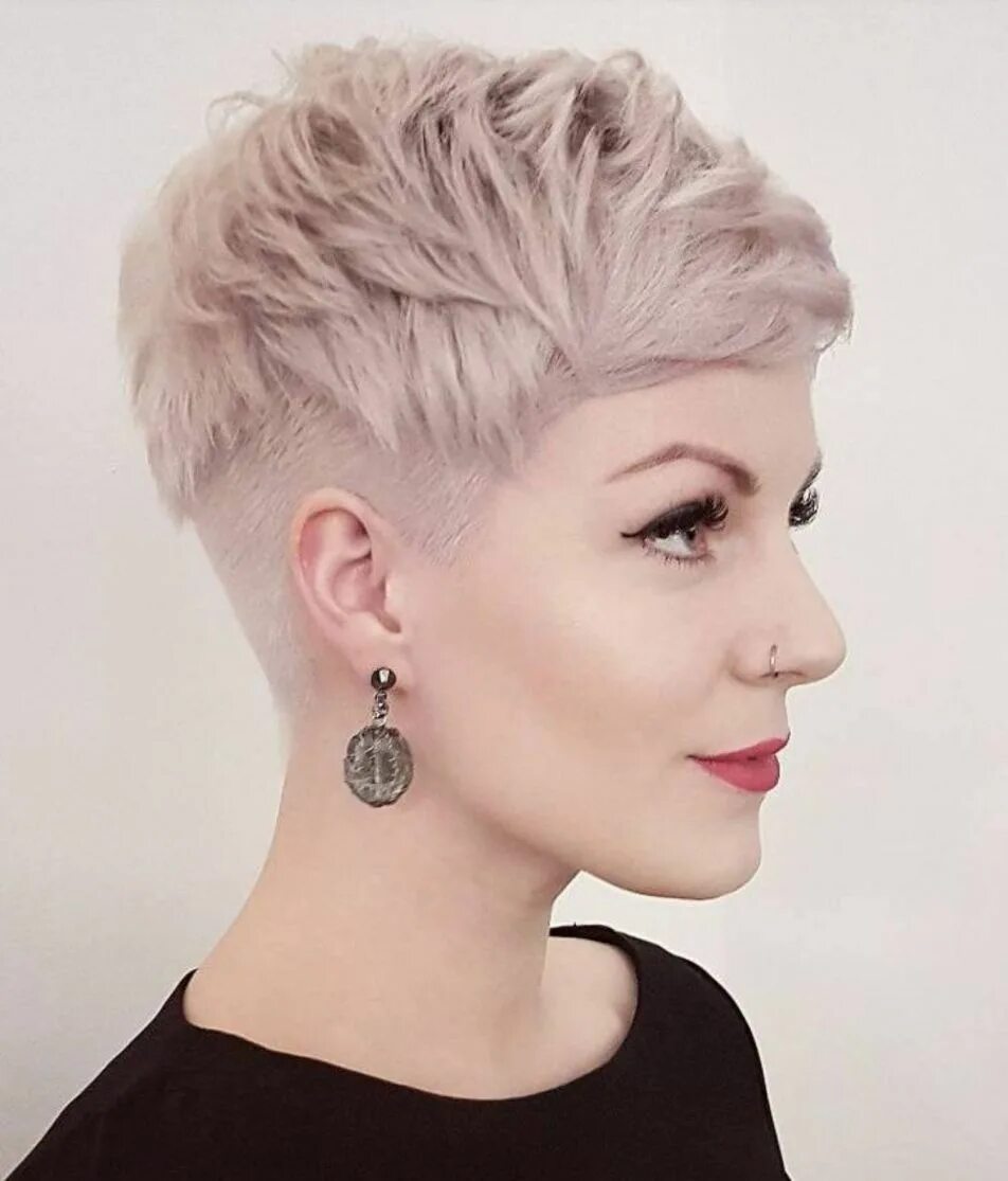 Картинки коротких причесок Blonde Feathered Pixie With Undercut Pixie hairstyles, Pixie cut with undercut, 