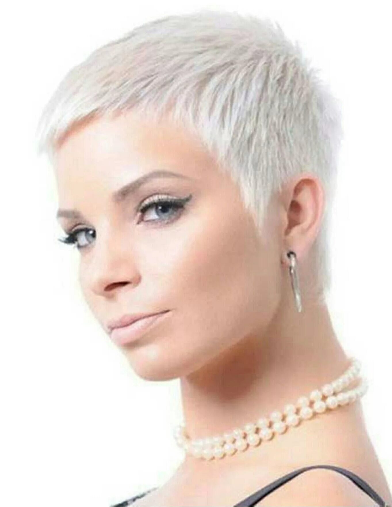 Картинки коротких женских стрижек с челкой Plantina blond! Super short hair, Very short hair, Short pixie haircuts