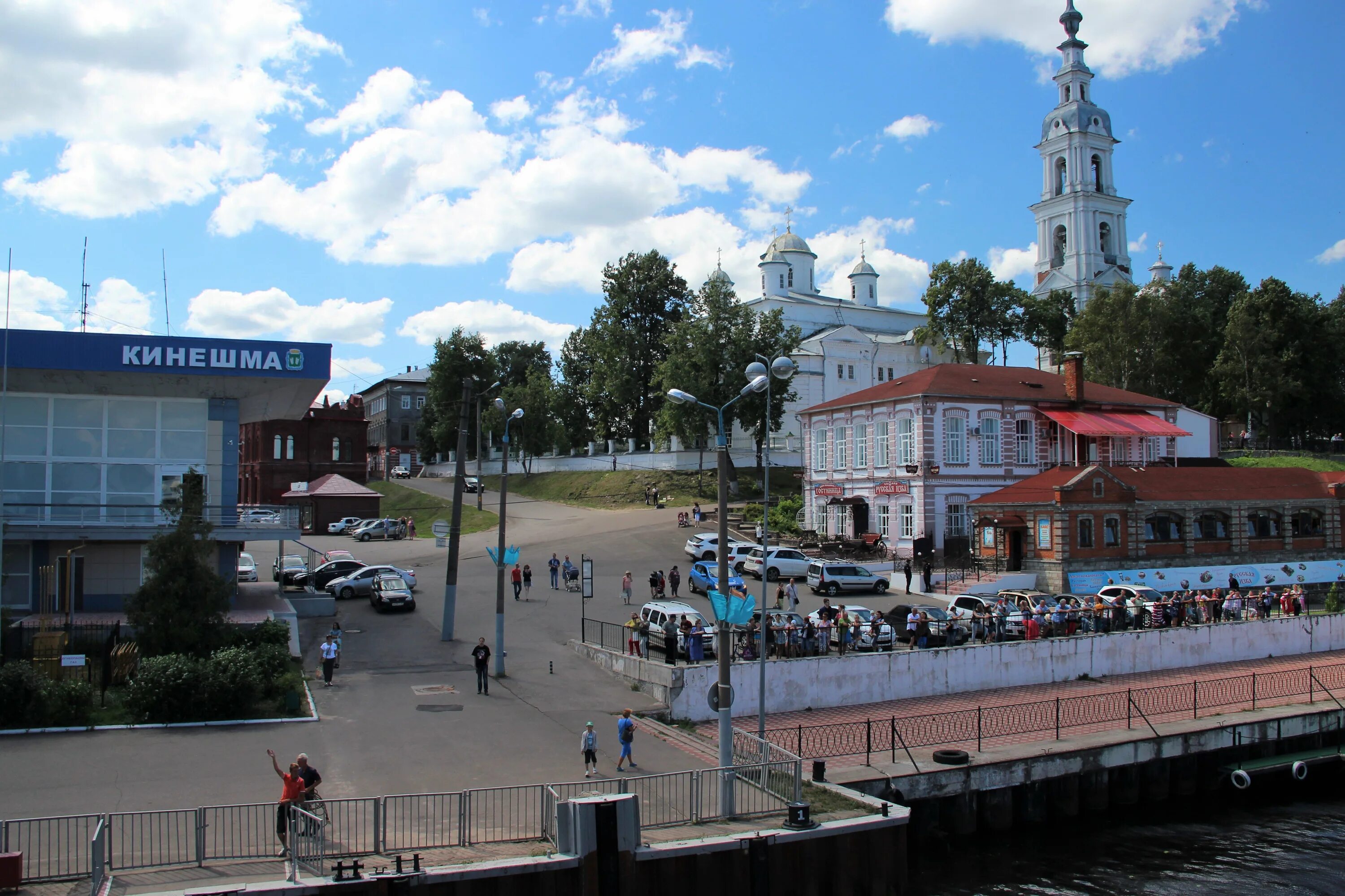 Кинешма фото города достопримечательности Фото Кинешемцы провожают наш теплоход на фотохостинге Fotoload